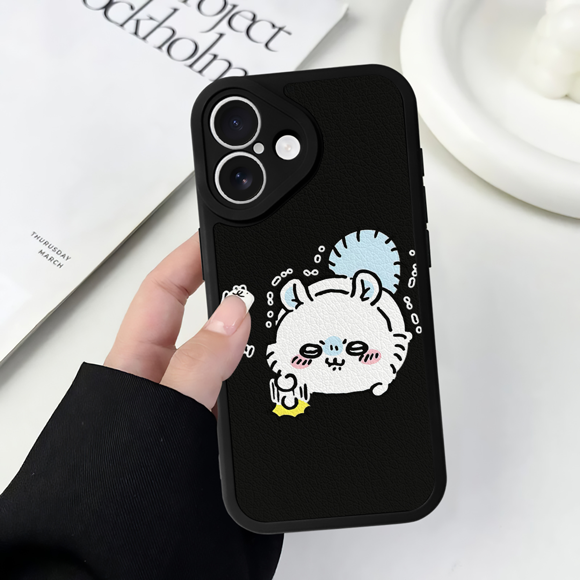 （画像用） ちいかわ モモンガ Chii-kawa Momonga 【iPhone 16シリーズ対応】シリコンスマホケース（レザー調） 材質：シリコン